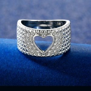 New! Stunning Cut out Heart Ring